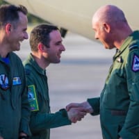第120飛行隊長のハンソン中佐を出迎える第1航空団司令官スミス中将（Image：RAF Crown Copyright 2019）
