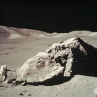 月の岩とシュミット宇宙飛行士（Image：NASA）