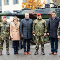 ブレーテル郡長（左端）第10師団司令官ガンテ少将（中央右）ら軍と郡関係者（Image：Bundeswehr）