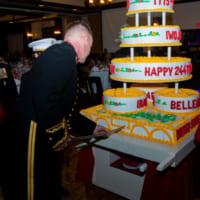 結婚披露宴のような普天間基地でのケーキカット（Image：USMC）
