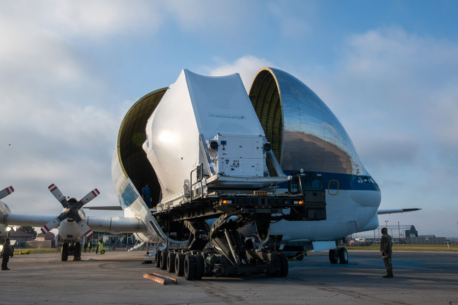NASAの大型輸送機スーパーグッピー　オリオン宇宙船を空輸