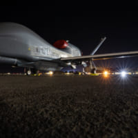 夜の明かりがグローバルホークを照らす（Image：NATO HQ AIRCOM, Ramstein）