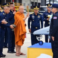 国産無人偵察機RTAF U1に灌頂の儀式を行う僧侶（Image：タイ空軍）