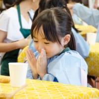 料理の見た目を喜ぶ園児