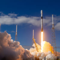 高速ネット通信衛星網「スターリンク」第1陣60機を打ち上げるファルコン9ロケット（Image：SpaceX）