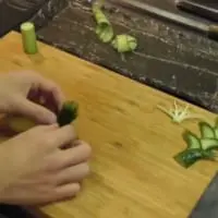 青々とした木のような飾り切りと繊細な松葉の束のような飾り切り