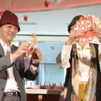 折り鶴を置く紙製の花が完成
