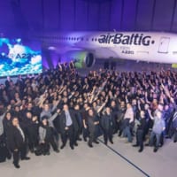 通算100機目のA220引き渡しを祝う関係者（Image：Airbus）