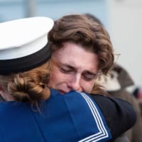 帰港した娘と抱き合う母親（Image：Crown Copyright 2019）