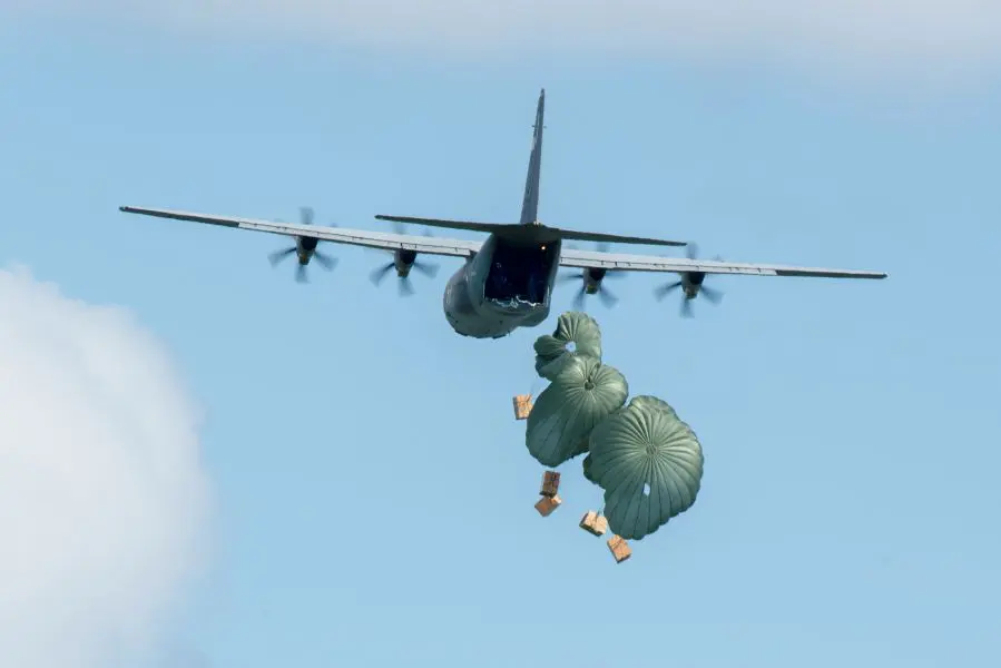 自衛隊 クリスマスドロップ 米空軍 パッチ　セット 航空自衛隊もサンタコスで参加！恒例の人道支援「クリスマス