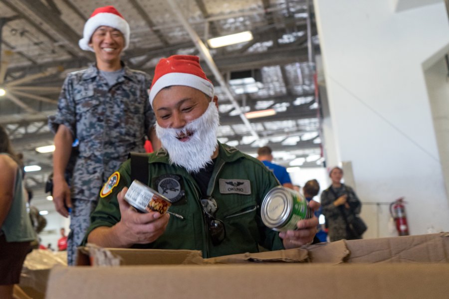 航空自衛隊もサンタコスで参加！恒例の人道支援「クリスマス・ドロップ作戦」