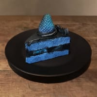 青と黒のイチゴのショートケーキ