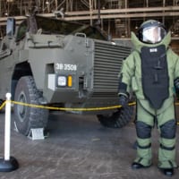 防護輸送車と防爆衣EOD-9