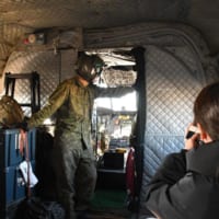 CH-47JA機内を撮影する人