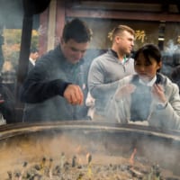 浅草寺で線香の煙を体にかける（Image：U.S.Army）