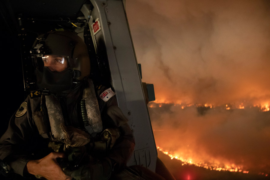 オーストラリア原野火災　軍も総力上げて被災者救援に奮闘中