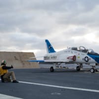 空母フォードから発艦するT-45（Image：U.S.Navy）