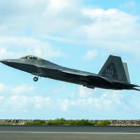 パールハーバー・ヒッカム統合基地を離陸するF-22（Image：USAF）