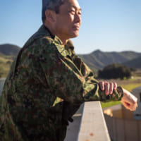 訓練を見守る水陸機動団長の平田陸将補（Image：USMC）
