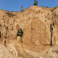 岩場の登はん訓練をする水陸機動団員（Image：USMC）