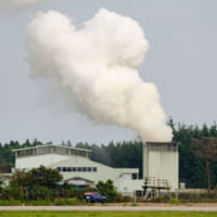 航空自衛隊百里基地のサイレンサーから吹き出す水蒸気（撮影：咲村珠樹）