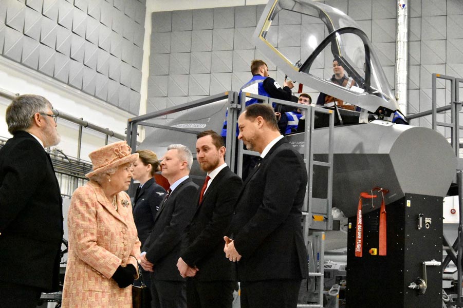 エリザベス女王　イギリス空軍のF-35B要員訓練基地を視察