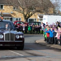 エリザベス女王の御料車を迎える子供たち（Image：Crown Copyright 2020）