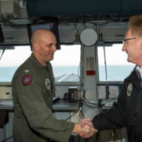 カミングス艦長と握手するモドリー海軍長官（Image：U.S.Navy）