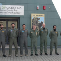 イタリア空軍に留学したクウェート空軍のパイロットとイタリア空軍の教官（画像：イタリア空軍）