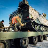 装甲車を積載するノルウェー陸軍の兵士（Image：ノルウェー国防省）