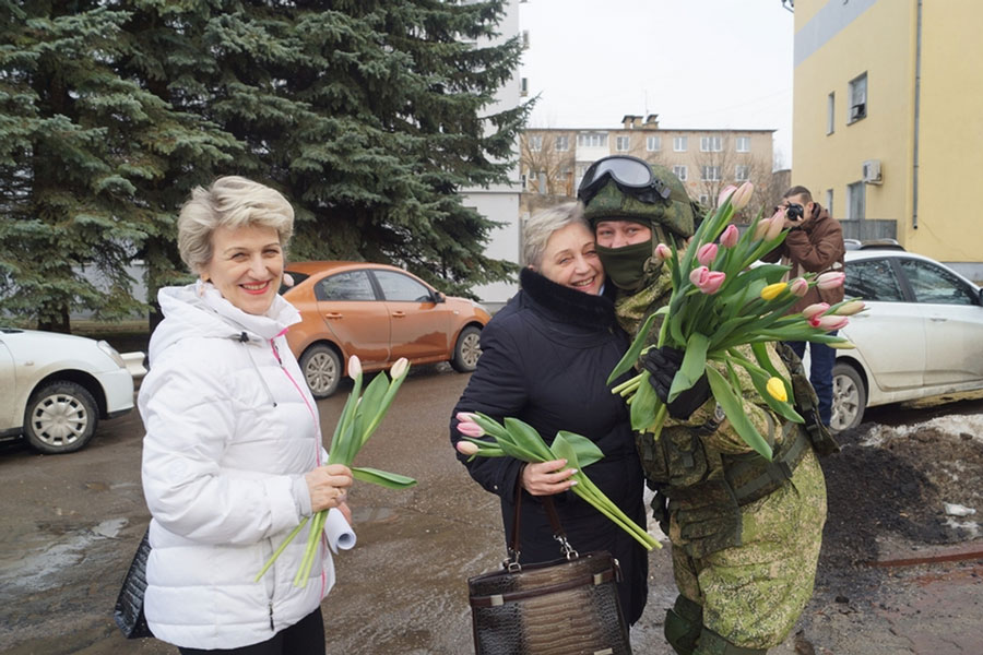国際女性デーに戦闘服姿のロシア軍人が街頭で花のプレゼント