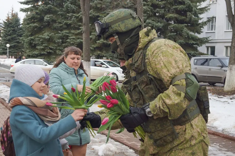国際女性デーに戦闘服姿のロシア軍人が街頭で花のプレゼント | おたく