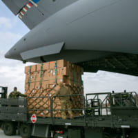 C-17から下ろされる医療物資（Image：NATO）