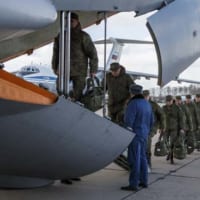 Il-76に搭乗するロシア軍専門家チーム（Image：ロシア国防省）