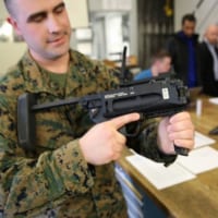 M320A1を示す海兵隊システムコマンドのニック・バーガー大佐（Image：USMC）