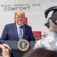 病院船コンフォート派遣式典で演説するトランプ大統領（Image：U.S.Navy）