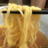麺は家系の正統店にしか卸されない酒井製麺のもの