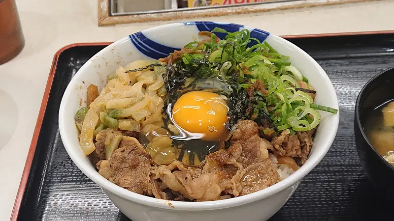 ガツンときいたニンニクの香りに食欲右肩上がり　2年ぶり復活の松屋「ガリたま牛めし」にやみつきになってしまった件