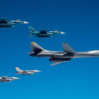 アメリカ空軍第37爆撃飛行隊のB-1B、第13戦闘飛行隊のF-16と編隊飛行する航空自衛隊第3飛行隊のF-2（Image：USAF）