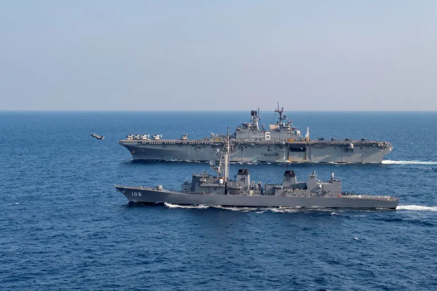 海上自衛隊護衛艦あけぼの　アメリカ強襲揚陸艦アメリカと共同訓練