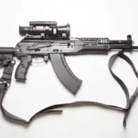 スリングとサイトを装着したAK-12（Image：カラシニコフ）