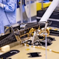火星ローバー「パーセベランス」に取り付けられたマーズ・ヘリコプター（Image：NASA／JPL-Caltech）NASA