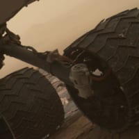 火星表面で損傷したキュリオシティのタイヤ・2017年3月19日撮影（Image：NASA／JPL-Caltech）