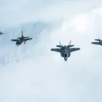 アラスカ上空で第18仮想敵飛行隊のF-16と編隊飛行する第356戦闘飛行隊のF-35A（Image：USAF）