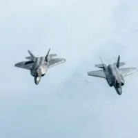 第90戦闘飛行隊のF-22と編隊飛行する第356戦闘飛行隊のF-35A（Image：USAF）