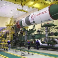 プログレスMS-14搭載ソユーズ2.1aロケットの最終組み立て（Image：ロスコスモス）