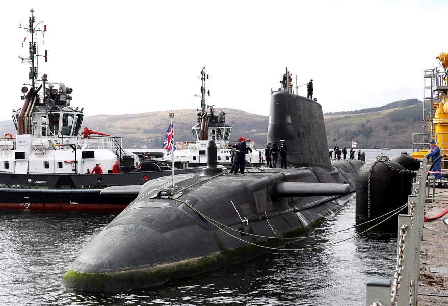 イギリス新鋭潜水艦オーディシャス　メーカーから受領し母港へ到着