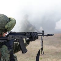 AK-12を撃つロシア軍特殊部隊の女性兵士（Image：ロシア国防省）