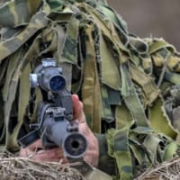 ギリースーツを着用して狙撃態勢をとるロシア軍のスナイパー（Image：ロシア国防省）