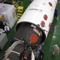 ペイロードフェアリング挿入されるソユーズMS-16（Image：Roscosmos）